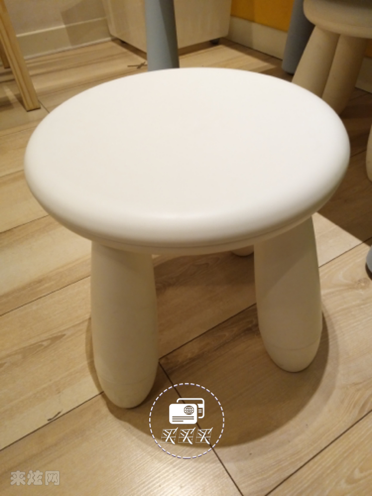 这款小凳子是宜家特别经典的一款小凳子,非常地畅销.